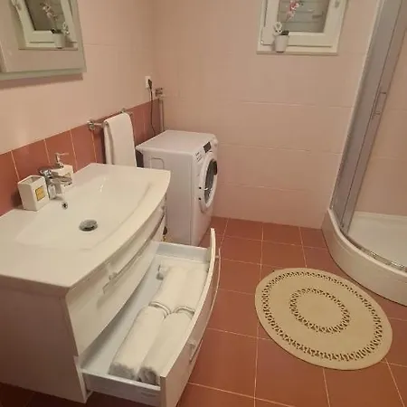 Luxury New 3Bd Apartment With Rooftop Sea View & Pool *